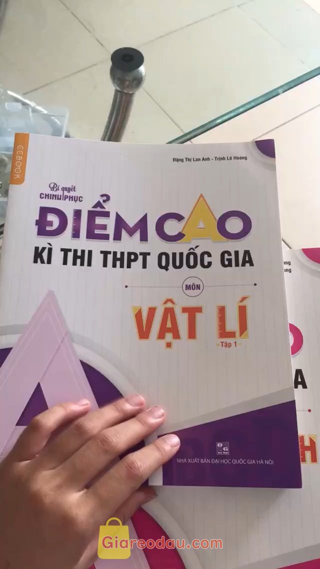 Giảm giá [Mã giảm 15%] Sách Bí quyết chinh phục điểm cao kì thi THPT Quốc gia môn Vật lí Tập 1 Ôn thi đại học Chính hãng CCbook. - Shop gói hàng khá ổn. - Sách rất dày và nặng, cầm chắc tay. Mình. 