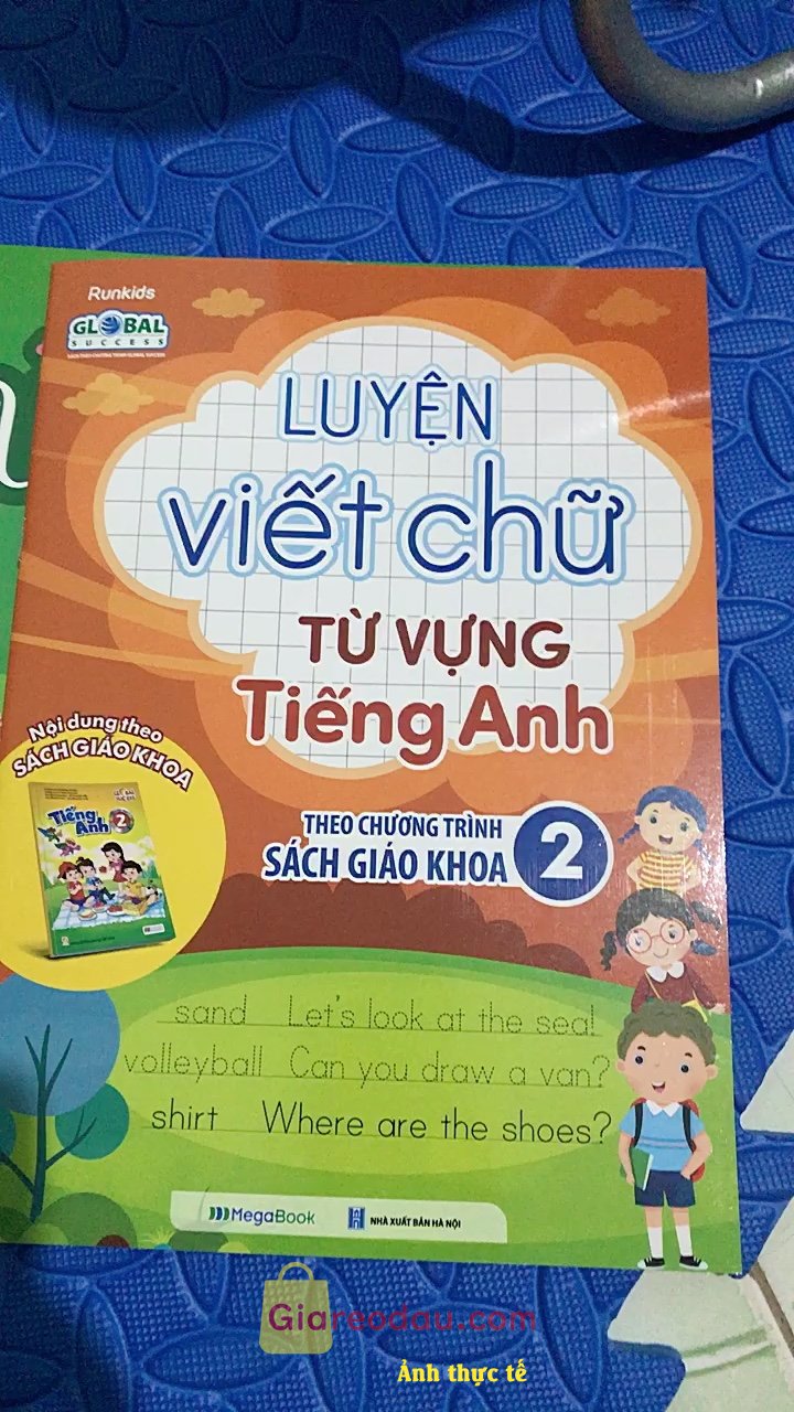 Giảm giá [Mã giảm 15%] Sách Luyện viết chữ từ vựng Tiếng Anh theo chương trình sách giáo khoa lớp 2. Vở dày dặn giấy xịn. Thiết kế đẹp và thơm các bé nhà mình rất. 