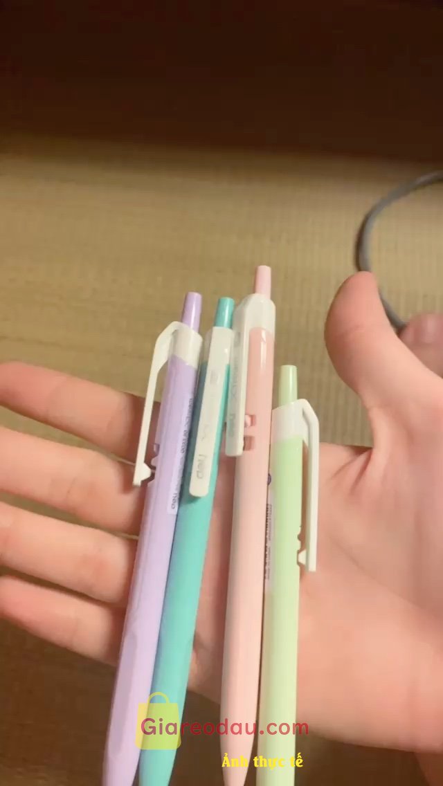 Giảm giá [Mã giảm 46%] Bút bi bấm văn phòng mực xanh ngòi 0.7mm Deli giá rẻ viết nét đều trơn tru EQ03330. Bút màu xinh. Tính mua loại xtream khác nhưng không bán theo hộp. Giá. 