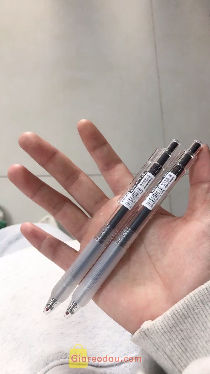 Giảm giá [Mã giảm 33%] Bút bi nước bút gel bút mực bấm văn phòng Deli mực đen ngòi 0.5mm học sinh mực đều A575 - có ruột thay thế. bút đẹp lắm với cả viết còn êm nữa ra đều mực có 2 cái rùi. 
