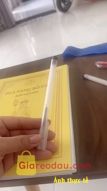 Giảm giá [Mã giảm 50%] Bút chép kinh - bút Gel bút bi nước văn phòng mực gel 0.5mm mực đều nét chữ đẹp - không lem màu xanh - đen Anan Books. Bút ra đều mực đẹp , mua sách chép là được tặng kèm . Nên mua. 