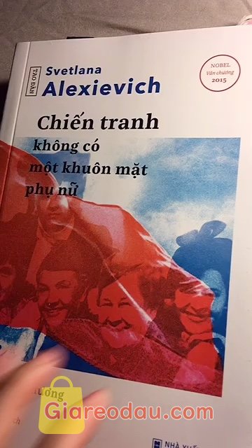 Giảm giá [Mã giảm 20%] Chiến Tranh Không Có Một Khuôn Mặt Phụ Nữ (Tái bản 2023) - Svetlana Alexievich - Sách Tao Đàn. Năm nay nhất định phải đọc hết cuốn này. Bìa lót màu đỏ đẹp. 