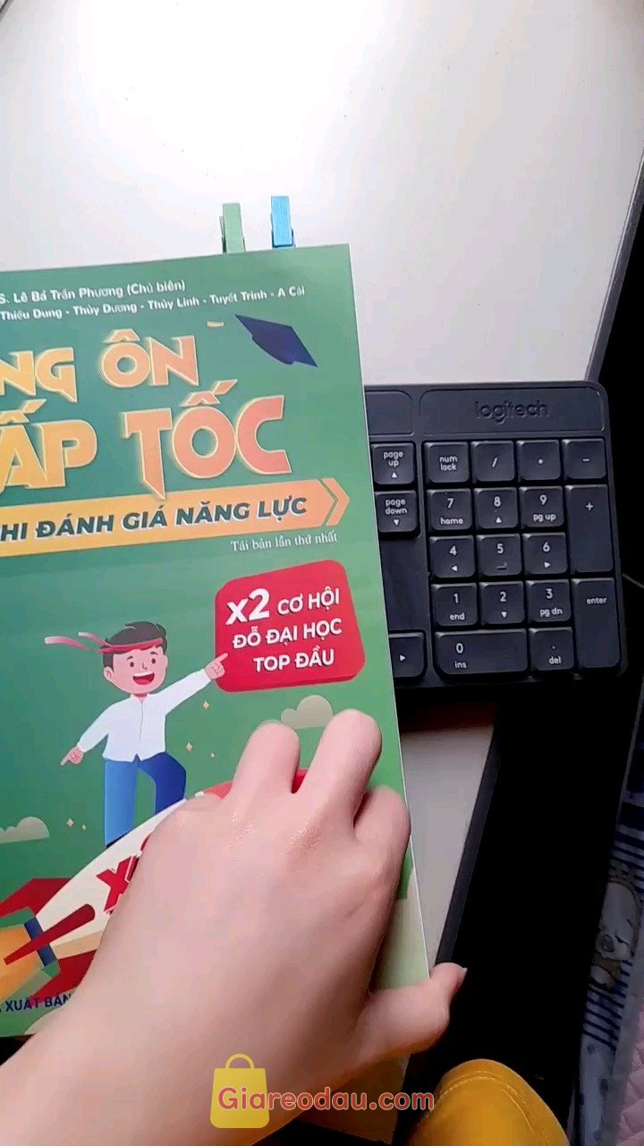 Giảm giá [Mã giảm 22%] Combo 2 cuốn sách Tổng ôn cấp tốc luyện thi Đánh giá năng lực - Bản 2024 dành cho lớp 12 luyện thi ĐGNL Hà Nội - HOCMAI. Sách tốt, hướng dẫn khá chi tiết, nhưng mình nghĩ mỗi môn nên kèm. 