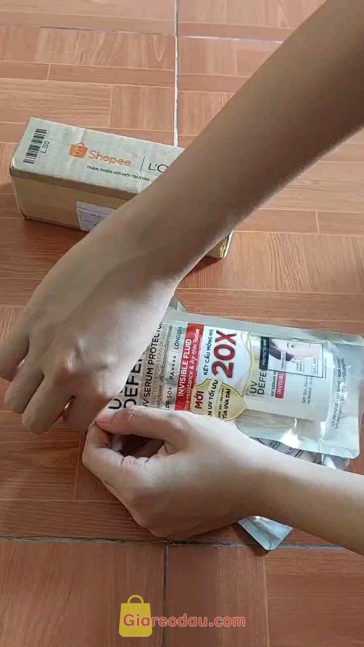 Giảm giá [Mã giảm 18%] Kem chống nắng x20 thoáng da mỏng nhẹ L'Oreal Paris UV Defender Serum 50ml SPF 50++. Đóng gói nhỏ, gọn, cẩn thận. . Giá tiền phù hợp với học sinh. 