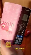 Giảm giá [Mã giảm 41%] Miếng Dán Máy Tính Casio 580 Gấu Dâu Lotso - Skin Máy Tính Casio 580 - Vinacal - Flexio - Sticker Gấu Dâu Dễ Thương. tốt. K thể đẹp hơn nữa. Có mấy phần nhô lên ở máy tính kb dán. 