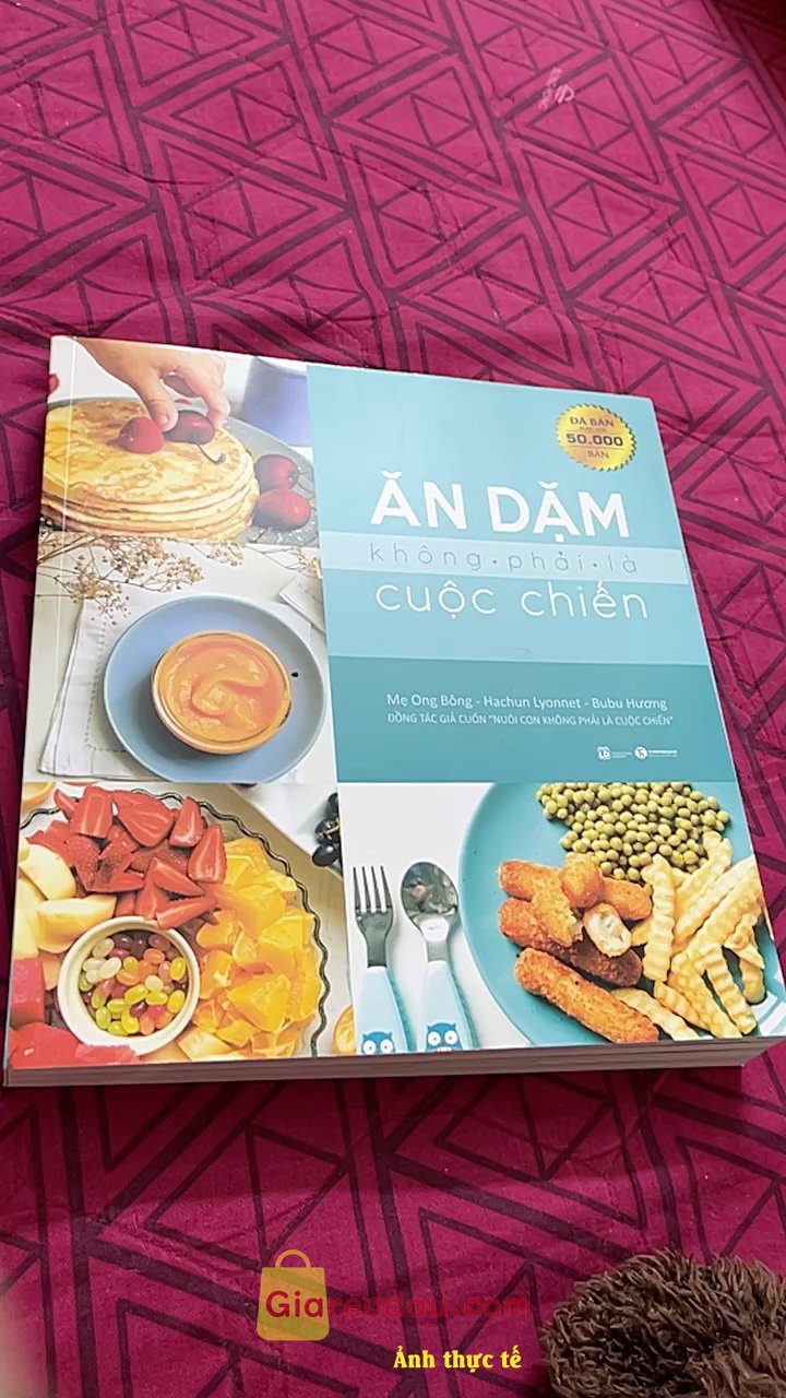 Giảm giá [Mã giảm 28%] Sách Ăn dặm không phải cuộc chiến (Có kèm thực đơn ăn dặm). Sách dày gần 390 trang, nội dung in rõ ràng. Ngâm cứu sơ sơ có nhiều. 