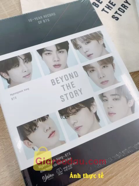 Giảm giá [Mã giảm 40%] Sách BEYOND THE STORY : 10-YEAR RECORD OF BTS. Shop gói hàng siêu siêu kỹ, 1306 lớp xốp luôn, sách cho vào túi vải. 