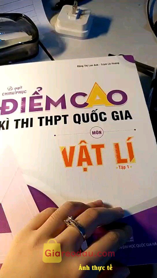Giảm giá [Mã giảm 50%] Sách Bí quyết chinh phục điểm cao kì thi THPT Quốc gia môn Vật lí Tập 1 -2. Sách rất chất lượng chia chuyên đề rõ ràng phù hợp ôn thi. Giao. 