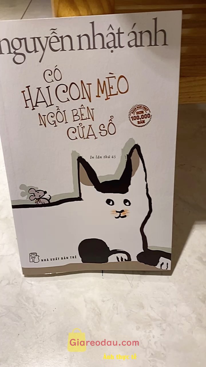 Giảm giá [Mã giảm 21%] Sách Có Hai Con Mèo Ngồi Bên Cửa Sổ (Tái Bản 2023). Giao hàng tương đối nhanh chóng, đóng gói cẩn thận, hàng đẹp, đọc. 