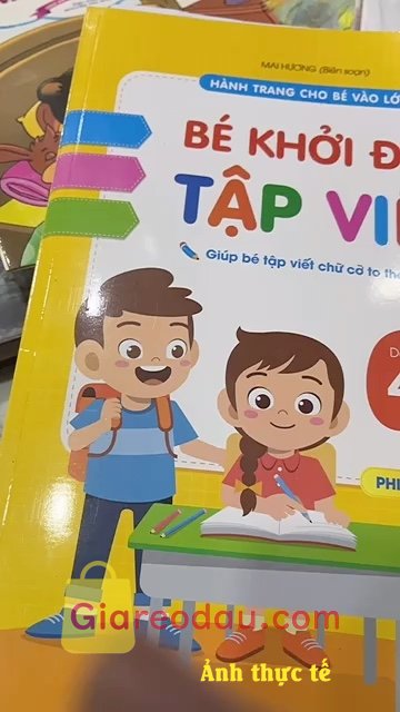 Giảm giá [Mã giảm 44%] Sách Combo Bé Khởi Đầu Tập Viết Hành Trang Cho Bé Vào Lớp 1 ( Màu Vàng ). Sách gáy dán nên bé lật vài lần là rách ra luôn, sách cho bé nên. 