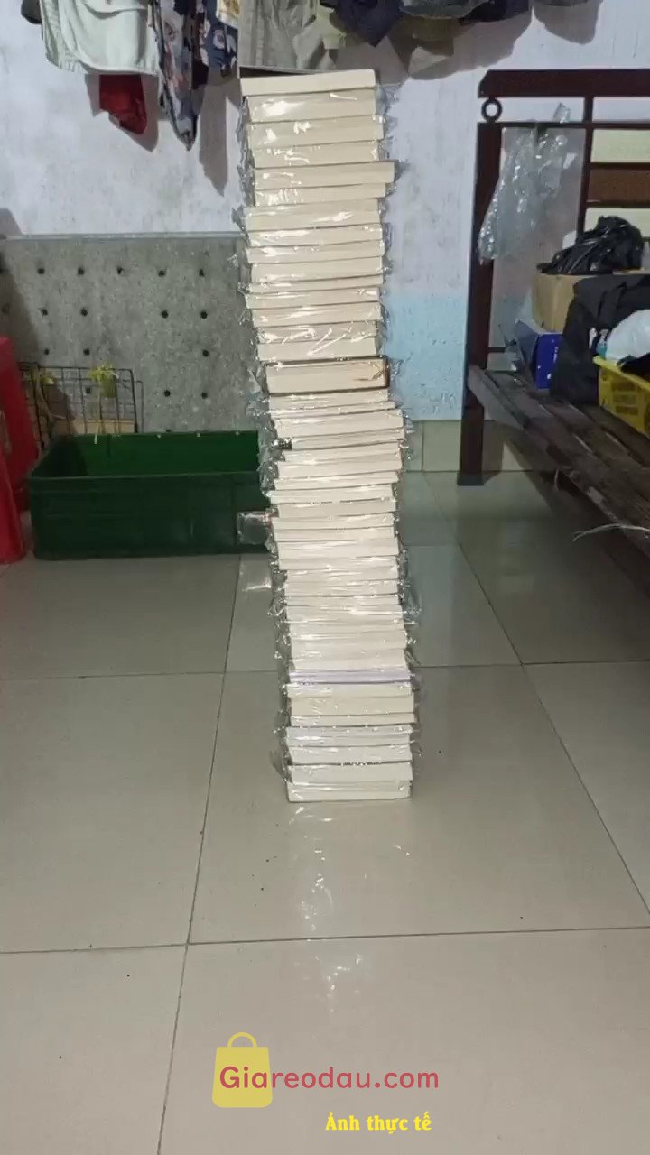 Giảm giá [Mã giảm 50%] Sách Kẻ Lạ Hoàn Hảo Thị Trấn Nhỏ Với Những Bí Mật Lớn. Bìa đẹp , sách mua sale khá rẻ , nội dung chưa đọc nên không biết.. 