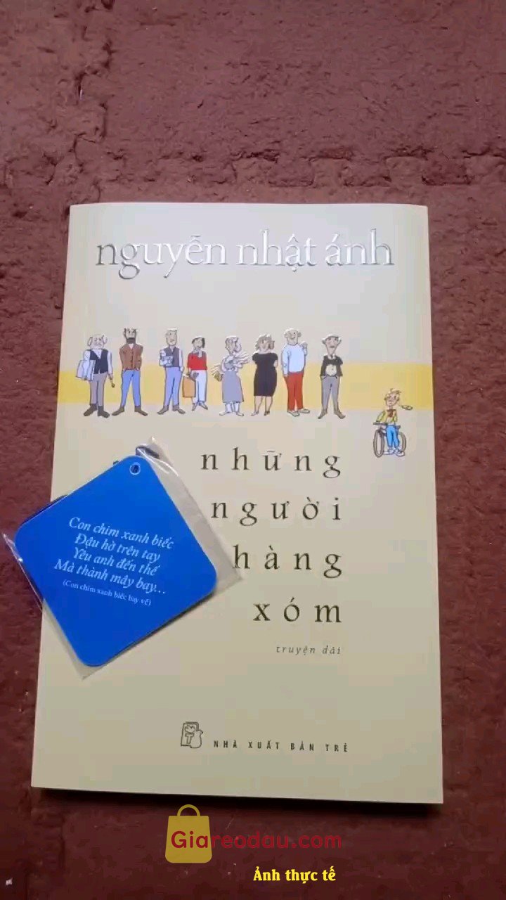 Giảm giá [Mã giảm 22%] Sách Những Người Hàng Xóm - Tặng Kèm Bookmark + Thẻ Treo Bằng Nhựa Dẻo Xinh Xắn (1 Trong 5 Mẫu Ngẫu Nhiên). Sách nguyên seal, mới, đẹp, sạch sẽ, gọn gàng, thơm mùi giấy. Rất. 
