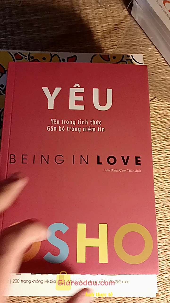 Giảm giá [Mã giảm 25%] Sách OSHO Yêu Being In Love. Sách giao nhanh đóng gói cẩn thận , còn mới thơm lắm , nội dung ch. 