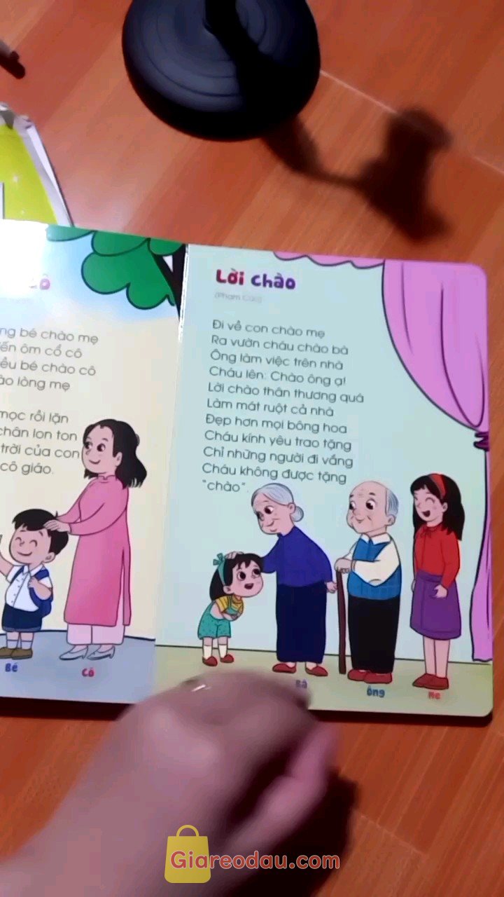 Giảm giá [Mã giảm 40%] Sách - Thơ Cho Bé Học Nói – Giúp Bé Phát Triển Ngôn Ngữ Và Giao Tiếp - IQ Và EQ (Bìa Cứng). Sách đẹp,  dày dặn.  Bé rất thích,  giá lại quá rẻ.  Nên mua cho. 