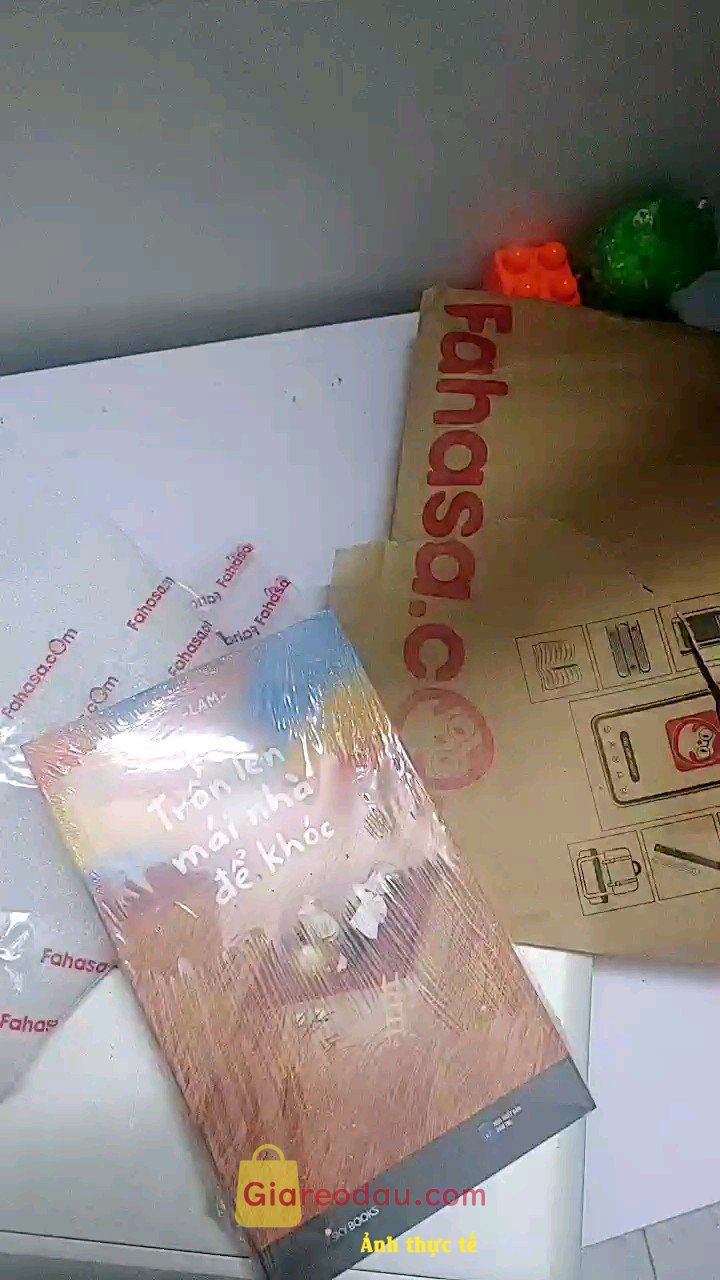 Giảm giá [Mã giảm 25%] Sách Trốn Lên Mái Nhà Để Khóc - Tặng Kèm Bookmark. Giá sách rẻ hơn bìa một ít nhưng cx bù vào tiền ship ak.. Ở. 